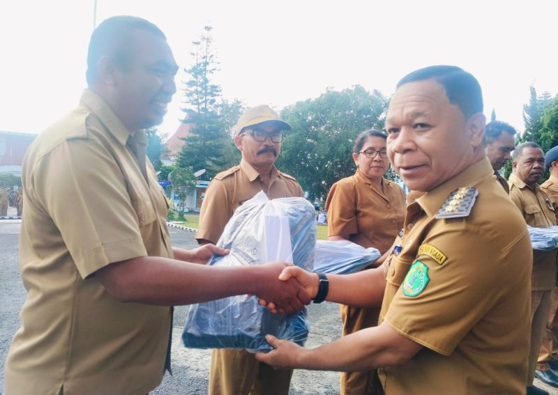 Bupati Ngada, Raymundus Bena ketika menyerahkan bantuan paket seragam sekolah program Murni Kasih. (Foto: Humas Prokopim Ngada).