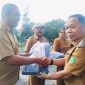 Bupati Ngada, Raymundus Bena ketika menyerahkan bantuan paket seragam sekolah program Murni Kasih. (Foto: Humas Prokopim Ngada).