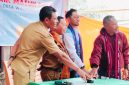 Bupati Ngada, Raymundus Bena didampingi Camat Soa (Kiri) Manager ULP PLN Cabang Bajawa (kedua dari kanan) dan Anggota DPRD Ngada Frumentius Loko (kanan) ketika meresmikan Listrik Masuk Desa di Turewudha, Kecamatan Soa. (Foto: Humas Prokopim Ngada).