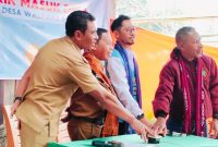 Bupati Ngada, Raymundus Bena didampingi Camat Soa (Kiri) Manager ULP PLN Cabang Bajawa (kedua dari kanan) dan Anggota DPRD Ngada Frumentius Loko (kanan) ketika meresmikan Listrik Masuk Desa di Turewudha, Kecamatan Soa. (Foto: Humas Prokopim Ngada).