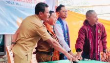 Bupati Ngada, Raymundus Bena didampingi Camat Soa (Kiri) Manager ULP PLN Cabang Bajawa (kedua dari kanan) dan Anggota DPRD Ngada Frumentius Loko (kanan) ketika meresmikan Listrik Masuk Desa di Turewudha, Kecamatan Soa. (Foto: Humas Prokopim Ngada).