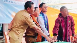 Bupati Ngada, Raymundus Bena didampingi Camat Soa (Kiri) Manager ULP PLN Cabang Bajawa (kedua dari kanan) dan Anggota DPRD Ngada Frumentius Loko (kanan) ketika meresmikan Listrik Masuk Desa di Turewudha, Kecamatan Soa. (Foto: Humas Prokopim Ngada).