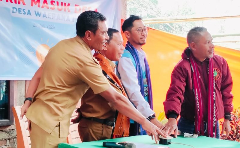 Bupati Ngada, Raymundus Bena didampingi Camat Soa (Kiri) Manager ULP PLN Cabang Bajawa (kedua dari kanan) dan Anggota DPRD Ngada Frumentius Loko (kanan) ketika meresmikan Listrik Masuk Desa di Turewudha, Kecamatan Soa. (Foto: Humas Prokopim Ngada).