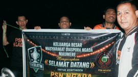 Diaspora Ngada di Maumere saat Menjemput Tim Soeratin U-17 PSN Ngada. (Foto: Ostond Suru)