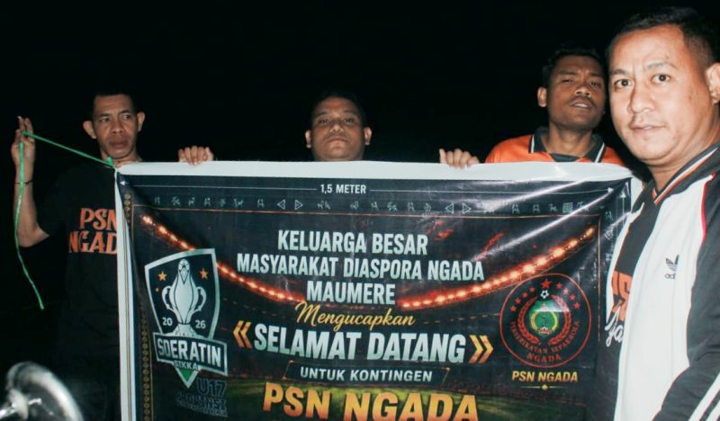 Diaspora Ngada di Maumere saat Menjemput Tim Soeratin U-17 PSN Ngada. (Foto: Ostond Suru)