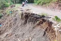 Kondisi Jalan Were-Mataloko yang longsor hingga saat ini belum ditangani. (Foto: Elfrat Frans Dhena)