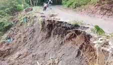 Kondisi Jalan Were-Mataloko yang longsor hingga saat ini belum ditangani. (Foto: Elfrat Frans Dhena)