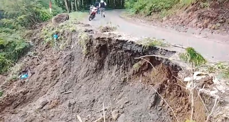 Kondisi Jalan Were-Mataloko yang longsor hingga saat ini belum ditangani. (Foto: Elfrat Frans Dhena)