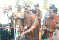 Bupati Ngada, Raymundus Bena meresmikan SMP Negeri Rawangkalo yang ditandai dengan pengguntingan pita. (Foto: Elfrat Frans Dhena)