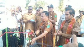Bupati Ngada, Raymundus Bena meresmikan SMP Negeri Rawangkalo yang ditandai dengan pengguntingan pita. (Foto: Elfrat Frans Dhena)