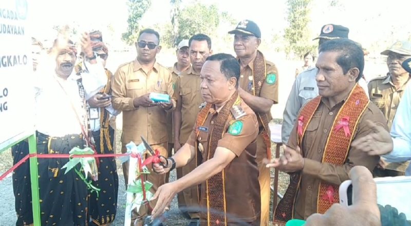 Bupati Ngada, Raymundus Bena meresmikan SMP Negeri Rawangkalo yang ditandai dengan pengguntingan pita. (Foto: Elfrat Frans Dhena)