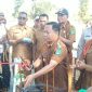 Bupati Ngada, Raymundus Bena meresmikan SMP Negeri Rawangkalo yang ditandai dengan pengguntingan pita. (Foto: Elfrat Frans Dhena)