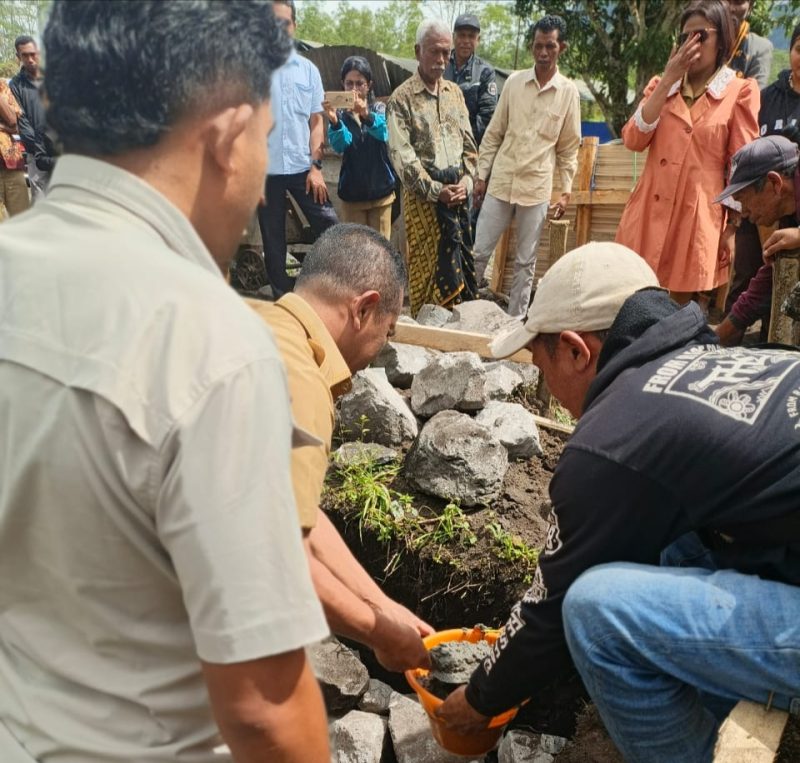 Pemerataan Pendidikan Bergerak Cepat! Wabup Berni Dhey Letakkan Batu Pertama TK Sta. Veronika Wolowio. (Foto: Humas Prokopim Ngada).