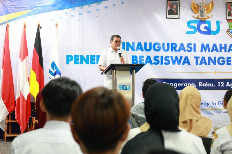 Bupati Tangerang Moch. Maesyal Rasyid memberikan arahan dan motivasi kepada para mahasiswa baru penerima Beasiswa Tangerang Gemilang Tahun 2026 di Kampus SGU Alam Sutera, Rabu 12/08/2026 (Dok. Diskominfo Kabupaten Tangerang/Fn/nD). 
