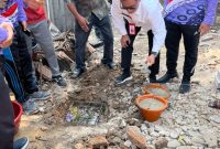 Kadis Bina Marga SDA Kabupaten Tangerang Iwan Firmansyah secara simbolis meletakkan batu pertama pembangunan rumah Ibu Laila yang terdampak angin puting beliung di Kecamatan Gunung Kaler. (Dok. Diskominfo Kabupaten Tangerang/RS) 