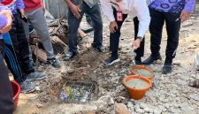Kadis Bina Marga SDA Kabupaten Tangerang Iwan Firmansyah secara simbolis meletakkan batu pertama pembangunan rumah Ibu Laila yang terdampak angin puting beliung di Kecamatan Gunung Kaler. (Dok. Diskominfo Kabupaten Tangerang/RS)