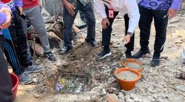 Kadis Bina Marga SDA Kabupaten Tangerang Iwan Firmansyah secara simbolis meletakkan batu pertama pembangunan rumah Ibu Laila yang terdampak angin puting beliung di Kecamatan Gunung Kaler. (Dok. Diskominfo Kabupaten Tangerang/RS) 