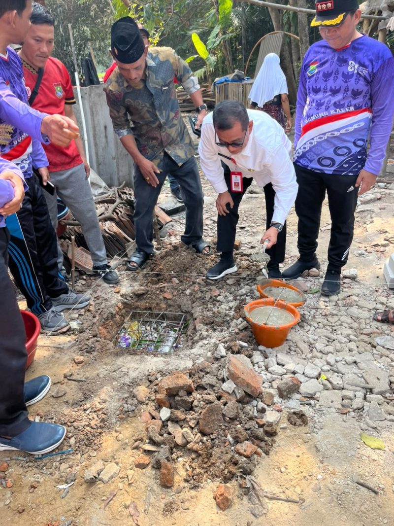 Kadis Bina Marga SDA Kabupaten Tangerang Iwan Firmansyah secara simbolis meletakkan batu pertama pembangunan rumah Ibu Laila yang terdampak angin puting beliung di Kecamatan Gunung Kaler. (Dok. Diskominfo Kabupaten Tangerang/RS) 
