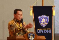Bupati Tangerang Moch. Maesyal Rasyid memberikan arahan saat menghadiri wisuda Universitas Dharma Indonesia (UNDHI) di Aston Cimone Hotel. (Dok. Bagian Protokol dan Komunikasi Pimpinan Setda Kab. Tangerang) 
