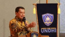 Bupati Tangerang Moch. Maesyal Rasyid memberikan arahan saat menghadiri wisuda Universitas Dharma Indonesia (UNDHI) di Aston Cimone Hotel. (Dok. Bagian Protokol dan Komunikasi Pimpinan Setda Kab. Tangerang) 