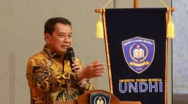 Bupati Tangerang Moch. Maesyal Rasyid memberikan arahan saat menghadiri wisuda Universitas Dharma Indonesia (UNDHI) di Aston Cimone Hotel. (Dok. Bagian Protokol dan Komunikasi Pimpinan Setda Kab. Tangerang) 