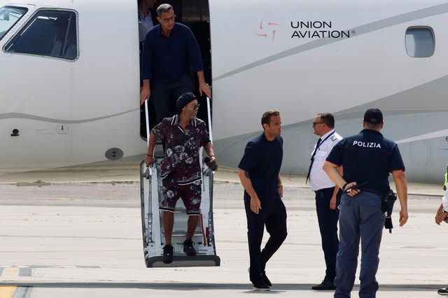 ronaldinho turun dari jet pribadi. Dok Instagram resmi official Ravenna FC