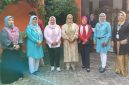 Kasi DP3AKKB Provinsi Banten, Ervi Irviliani, S.E. di tengah bersama para ibu PKK kelurahan Kutabaru dan PKK RW 05
