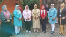 Kasi DP3AKKB Provinsi Banten, Ervi Irviliani, S.E. di tengah bersama para ibu PKK kelurahan Kutabaru dan PKK RW 05