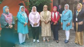 Kasi DP3AKKB Provinsi Banten, Ervi Irviliani, S.E. di tengah bersama para ibu PKK kelurahan Kutabaru dan PKK RW 05