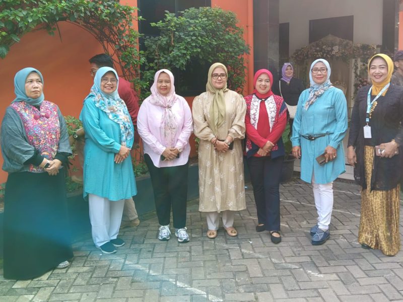 Kasi DP3AKKB Provinsi Banten, Ervi Irviliani, S.E. di tengah bersama para ibu PKK kelurahan Kutabaru dan PKK RW 05