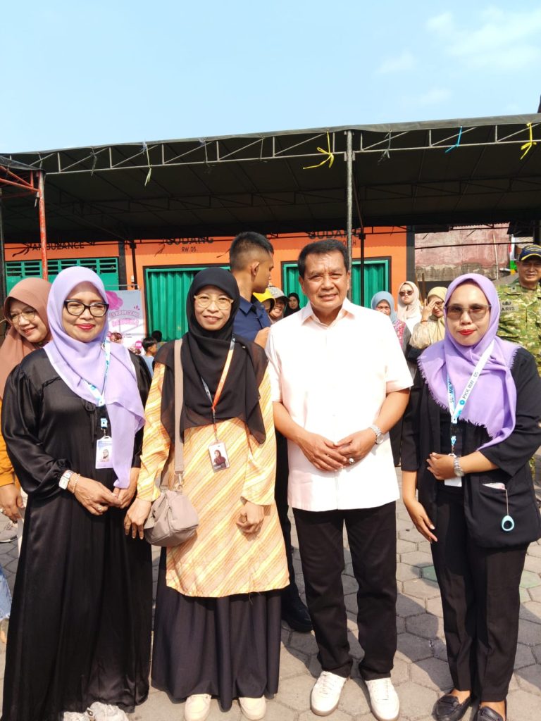 Bupati Tangerang, Bapak Moch Maesyal Rasyid dengan Ibu Nurlia BM Rumah Zakat Tangerang dan Panitia Khitanan Masal 2026 PKK RW 05 Kutabaru.