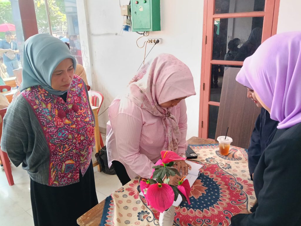 Lurah Kutabaru Ibu Ai Nurmayati S.Ip melihat kesiapan panitia dalam rangka khitanan masal 2026 PKK RW 05, Kutabaru, Pasarkemis, Kabupaten Tangerang.