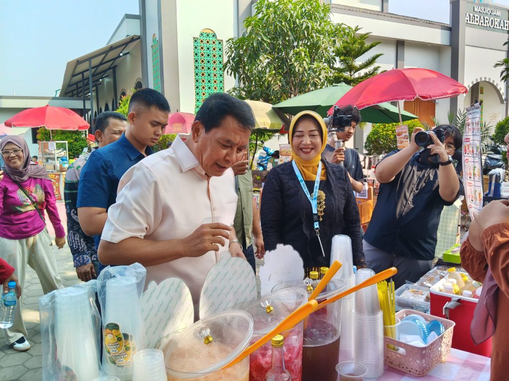 Bapak Moch Maesyal Rasyid bersama Ketua PKK RW 05 ibu Linda Mulyawati mengunjungi Stand UMKM RW 05 Kutabaru, Pasarkemis, Kabupaten Tangerang.