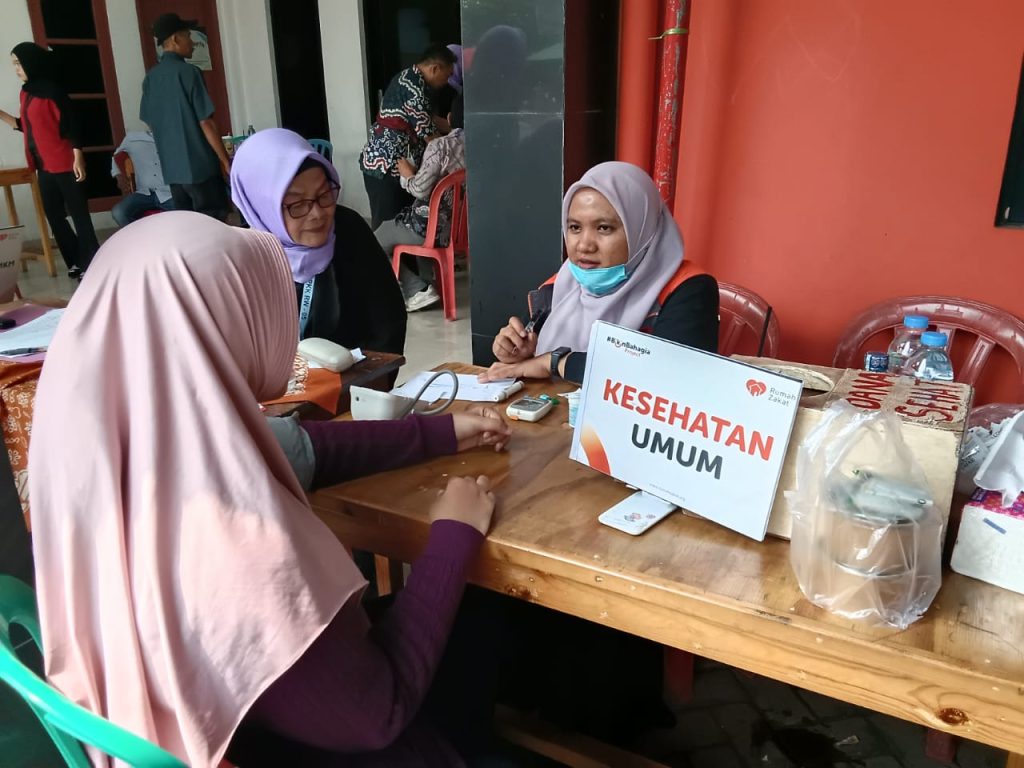 Posko pelayanan kesehatan Rumah Zakat Tangerang di Khitanan Masal 2026 PKK RW 05 Kutabaru, Pasarkemis, Kabupaten Tangerang.