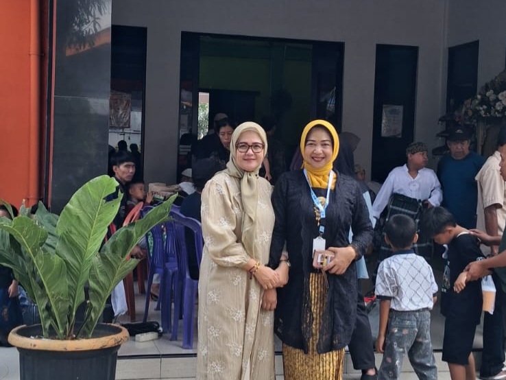 Kasi DP3AKKB Provinsi Banten, Ervi Irviliani, S.E. bersama Ketua PKK RW 05 Kutabaru ibu Linda Mulyawati.