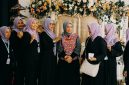 Ibu Lurah Ai Nurmayati S.Ip di tengah antara ibu PKK RW 05 Kutabaru 