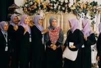 Ibu Lurah Ai Nurmayati S.Ip di tengah antara ibu PKK RW 05 Kutabaru