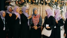 Ibu Lurah Ai Nurmayati S.Ip di tengah antara ibu PKK RW 05 Kutabaru