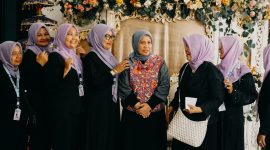 Ibu Lurah Ai Nurmayati S.Ip di tengah antara ibu PKK RW 05 Kutabaru 