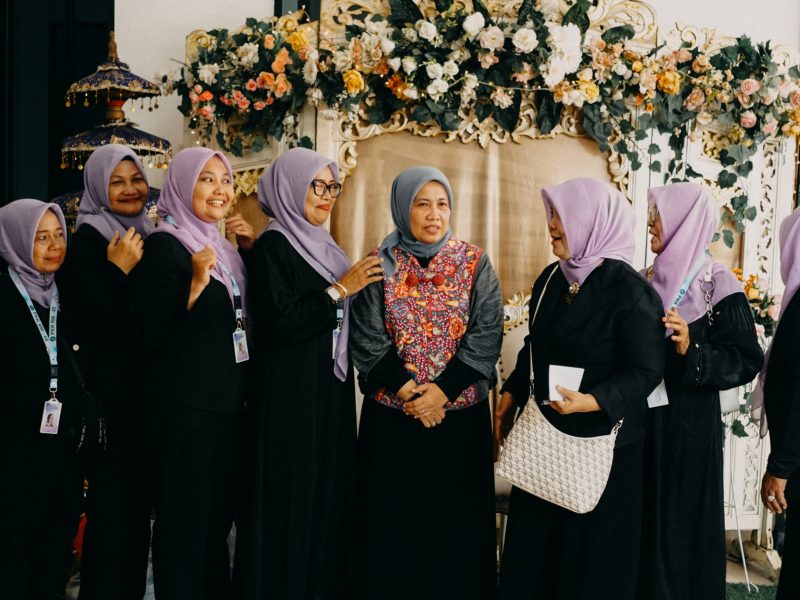 Ibu Lurah Ai Nurmayati S.Ip di tengah antara ibu PKK RW 05 Kutabaru 