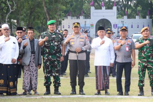 Kapolresta Tangerang Kombes Pol Andi Muhammad Indra Waspada Amirullah memberikan pengarahan saat Apel Sabuk Kamtibmas yang diikuti TNI, buruh, ojol, dan tokoh agama di Lapangan Arya Yudhanegara.