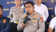 Kapolresta Tangerang Kombes Pol Andi Muhammad Indra Waspada Amirullah menyampaikan rilis pengungkapan kasus pengeroyokan dan kekerasan seksual dalam konferensi pers di Mapolresta Tangerang, Senin (10/8/2026).