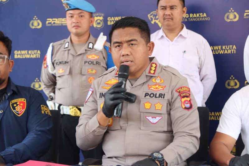 Kapolresta Tangerang Kombes Pol Andi Muhammad Indra Waspada Amirullah menyampaikan rilis pengungkapan kasus pengeroyokan dan kekerasan seksual dalam konferensi pers di Mapolresta Tangerang, Senin (10/8/2026).