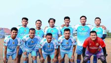 Skuad Brata FC Polresta Tangerang berpose bersama di lapangan sebelum melakoni pertandingan babak penyisihan POR Pegawai tingkat Kabupaten Tangerang 2026 di Stadion Mini Tigaraksa.