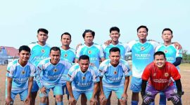 Skuad Brata FC Polresta Tangerang berpose bersama di lapangan sebelum melakoni pertandingan babak penyisihan POR Pegawai tingkat Kabupaten Tangerang 2026 di Stadion Mini Tigaraksa.