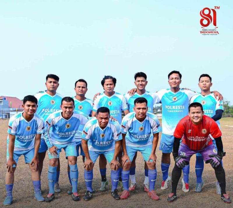 Skuad Brata FC Polresta Tangerang berpose bersama di lapangan sebelum melakoni pertandingan babak penyisihan POR Pegawai tingkat Kabupaten Tangerang 2026 di Stadion Mini Tigaraksa.