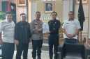 Wakapolresta Tangerang Kombes Pol Christian Aer (ketiga dari kiri) menyerahkan dokumen kajian kepada perwakilan Serdik Sespimmen Polri Dikreg ke-67 disaksikan Pengawas Poklat XXI Brigjen Pol Defrian Donimando dan jajaran di Mapolresta Tangerang. (Dok. HUMAS POLRESTA TANGERANG). 