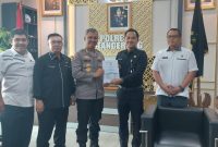 Wakapolresta Tangerang Kombes Pol Christian Aer (ketiga dari kiri) menyerahkan dokumen kajian kepada perwakilan Serdik Sespimmen Polri Dikreg ke-67 disaksikan Pengawas Poklat XXI Brigjen Pol Defrian Donimando dan jajaran di Mapolresta Tangerang. (Dok. HUMAS POLRESTA TANGERANG). 