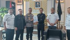 Wakapolresta Tangerang Kombes Pol Christian Aer (ketiga dari kiri) menyerahkan dokumen kajian kepada perwakilan Serdik Sespimmen Polri Dikreg ke-67 disaksikan Pengawas Poklat XXI Brigjen Pol Defrian Donimando dan jajaran di Mapolresta Tangerang. (Dok. HUMAS POLRESTA TANGERANG). 