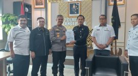 Wakapolresta Tangerang Kombes Pol Christian Aer (ketiga dari kiri) menyerahkan dokumen kajian kepada perwakilan Serdik Sespimmen Polri Dikreg ke-67 disaksikan Pengawas Poklat XXI Brigjen Pol Defrian Donimando dan jajaran di Mapolresta Tangerang. (Dok. HUMAS POLRESTA TANGERANG). 